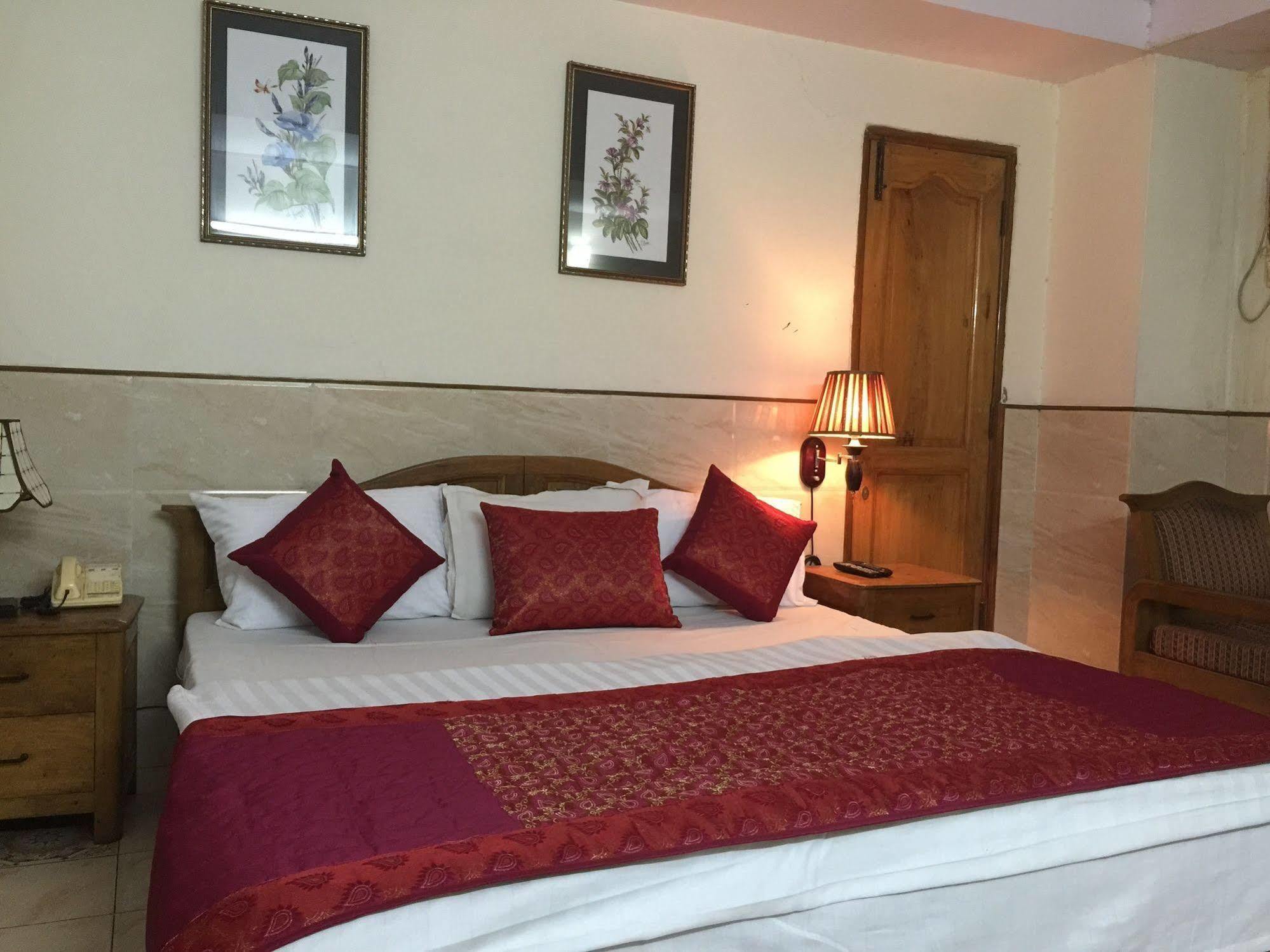 Hotel Ekant Фаридабад Екстериор снимка